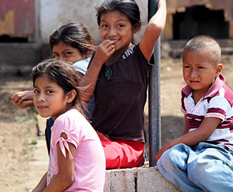 De Regalos De Navidad A Ninos De Esasos Recursos Children International Donaciones Beneficas De Navidad