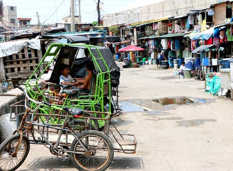 Niños necesitados descansan en un bicitaxi