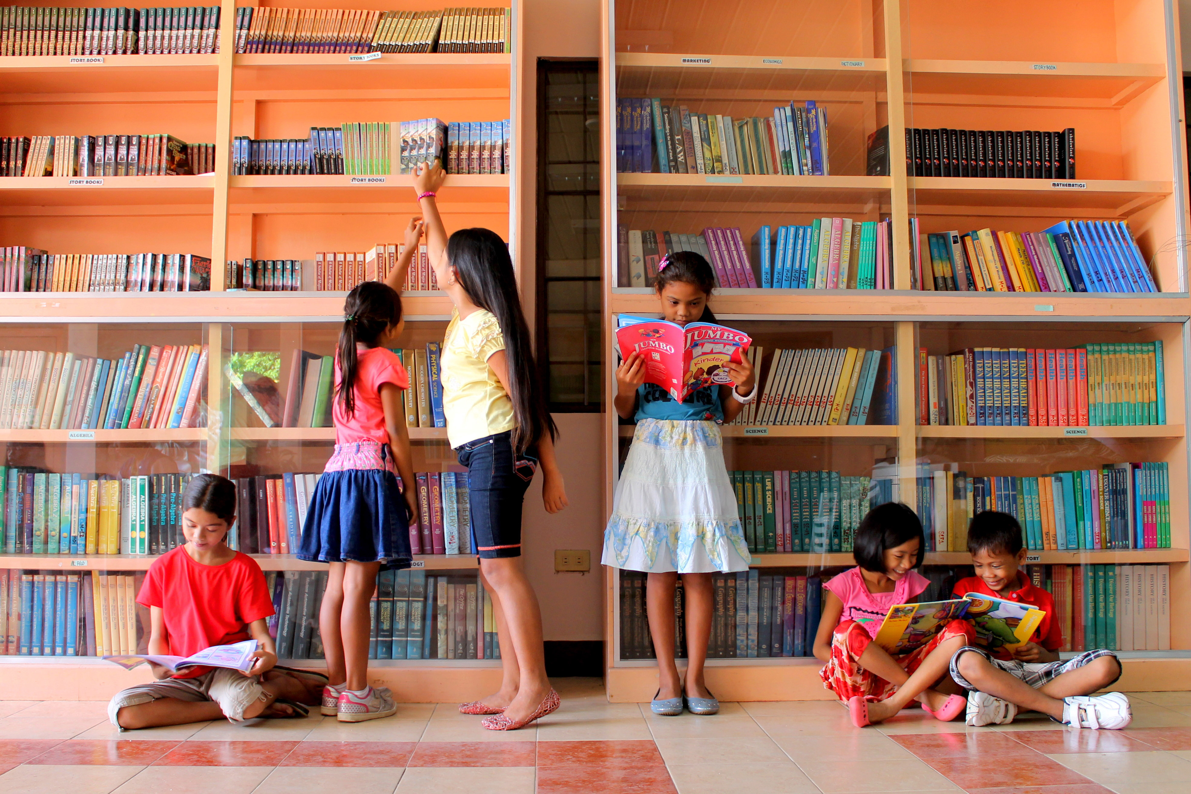 Kids library. Фотосессия в библиотеке дети. Дети в библиотеке. Здание библиотеки для детей. Детские библиотеки.