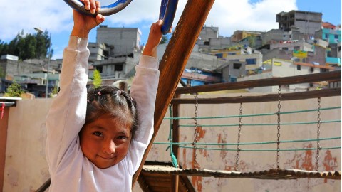 una niña jugando en un patio de recreo