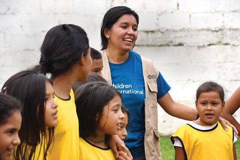 un grupo de chicas jóvenes paradas una al lado de la otra