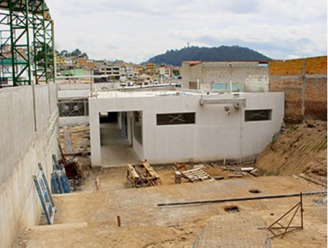 un sitio de construcción con un edificio en construcción