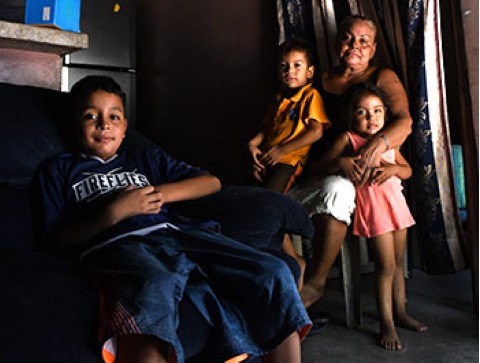 un grupo de niños sentados encima de un sofá