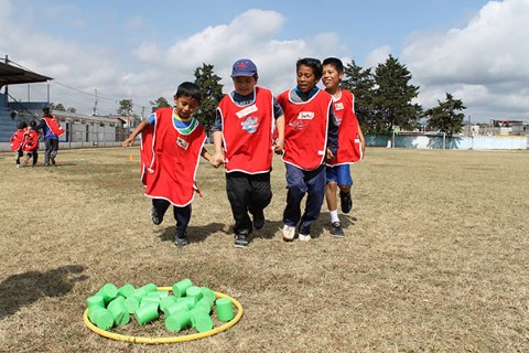 El trabajo en equipo es una habilidad de vida importante que los niños y jóvenes aprenden en el Programa de Desarrollo Socio-Deportivo de Children International.  