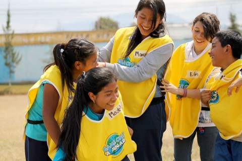 Un ambiente acogedor valora y reconoce el esfuerzo y la superación personal, fomenta la cooperación y ve los errores como una oportunidad para aprender. 