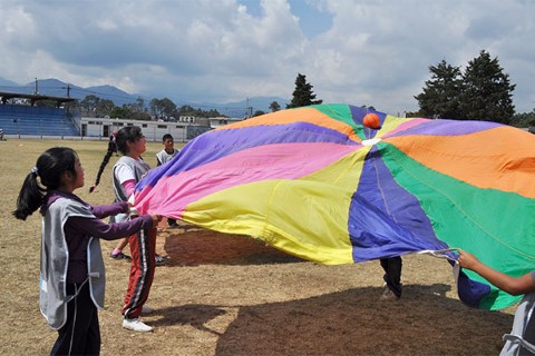 Cuando el deporte se realiza en un ambiente acogedor, los participantes tienen mayor probabilidad de disfrutar las actividades y hacer un mayor esfuerzo. 