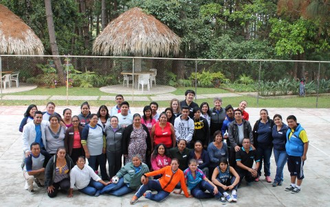 La Dra. Fry y la oficial de programas de CI, Natalie Foxworthy, se toman una foto en grupo con empleados y voluntarios que participaron en el taller de entrenadores a principios de este año. 