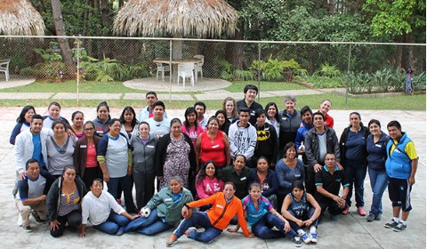 La Dra. Fry y la oficial de programas de CI, Natalie Foxworthy, se toman una foto en grupo con empleados y voluntarios que participaron en el taller de entrenadores a principios de este año. 