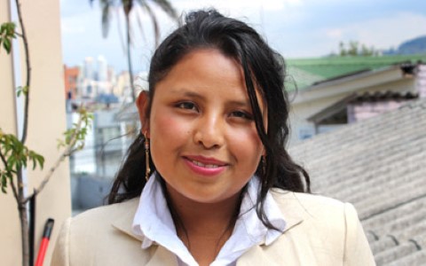 una mujer con una camisa blanca y una chaqueta color canela