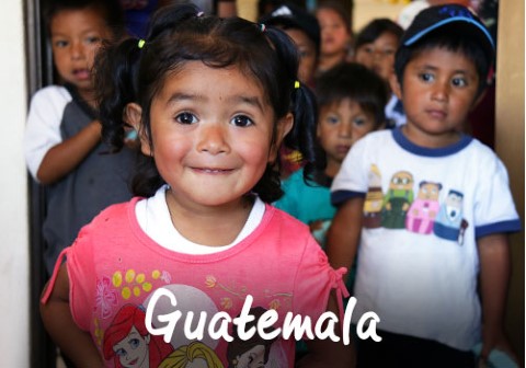 Guatemala | un grupo de niños parados uno al lado del otro