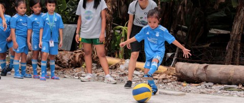 un grupo de niños pequeños jugando un partido de fútbol