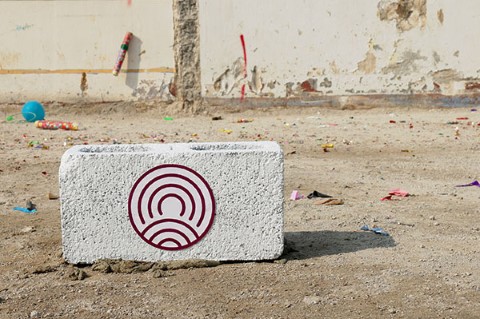 Un bloque de cemento con el logo de Children International pintado