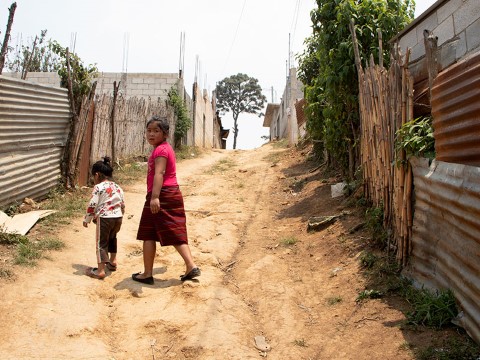 dos niñas caminando por un camino de tierra