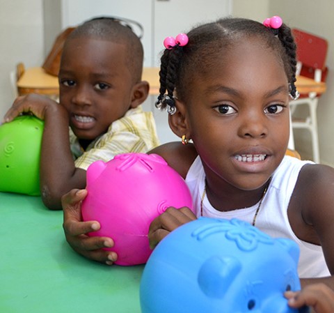 un grupo de niños pequeños sentados en una mesa