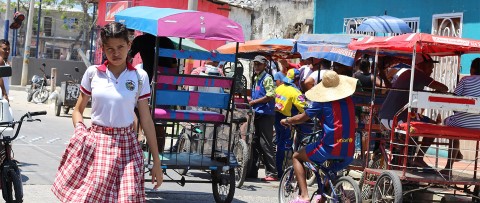 Una joven caminando por la calle con uniforme escolar