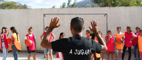 un hombre parado frente a un grupo de niños