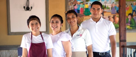 un grupo de jóvenes posando para una foto