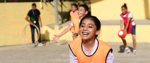 un grupo de chicas jóvenes jugando un juego 