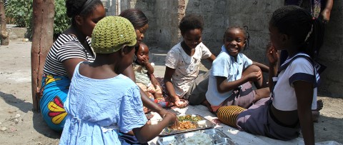 un grupo de niños comparte comida