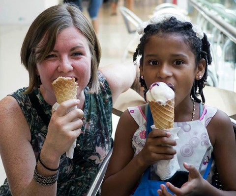 Shalynny y Angelina comen helado en el centro comercial