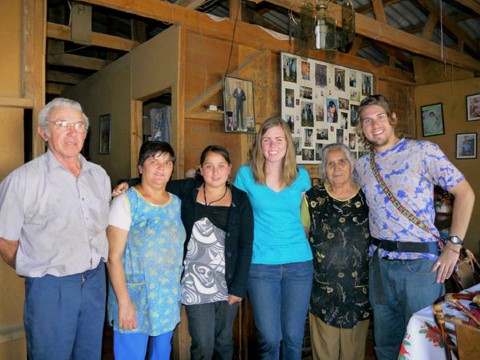 Shalynn y Adam posan para una última foto con Bernardita y su familia