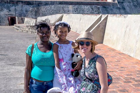 Shalynn, Angelina y su mamá se detienen para una foto en el castillo más antiguo de Cartagena