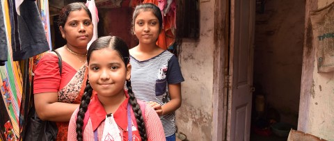 un grupo de mujeres paradas una al lado de la otra