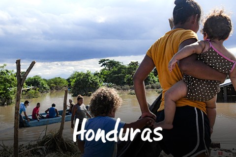 Honduras | una mujer llevando un niño en brazos