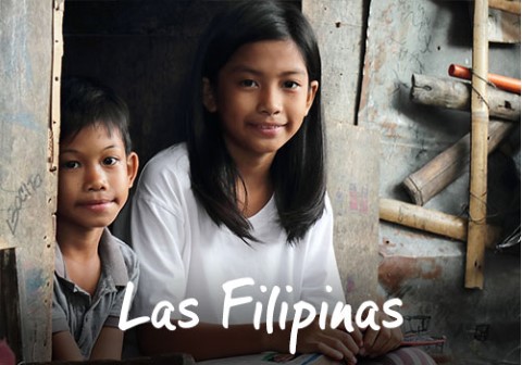 Las Filipinas |  niño y niña sentados en una puerta