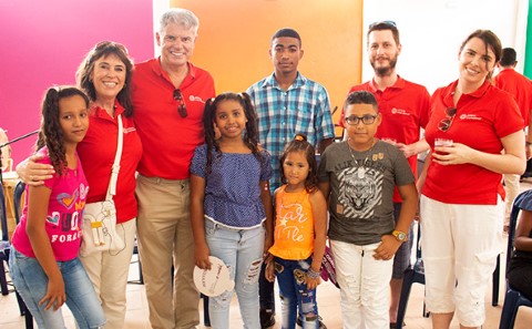 un grupo de personas posando para una foto