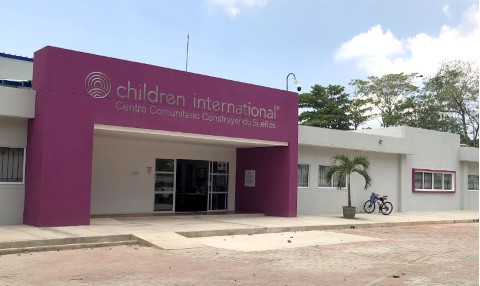 Un edificio con una bicicleta estacionada afuera