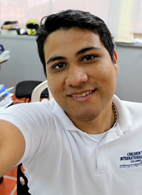 Jesús, educador de computación de CI, es un modelo a seguir para los niños en Colombia.