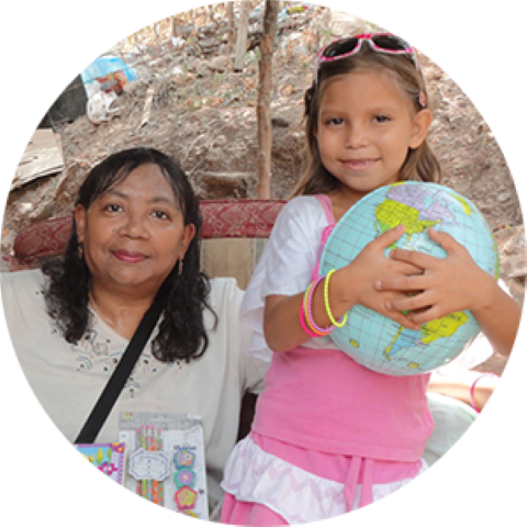 una mujer y una niña sosteniendo un globo terráqueo