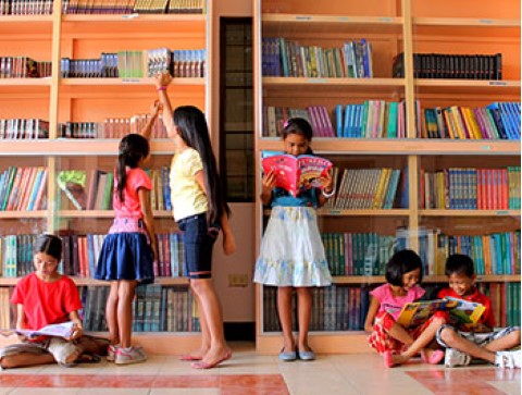 Niños se divierten en la biblioteca de este centro comunitario en las Filipinas. 