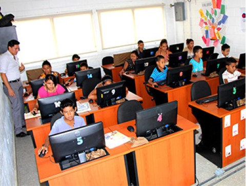 o&#9;Niños y jóvenes aprovechan la tecnología que ofrecen las salas de computación de Children International.