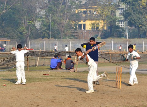 Kids in Kolkata play cricket