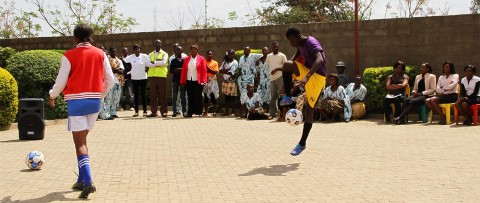 Jóvenes muestran sus habilidades futbolísticas en nuestro centro comunitario en Lusaka 