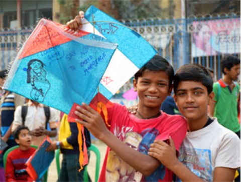 Kids show off their homemade kites