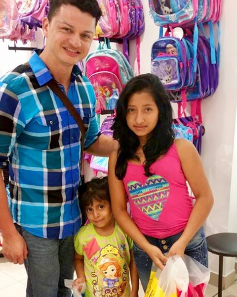 Johannes con Betxy y su hermana menor mientras hacían compras por útiles escolares.