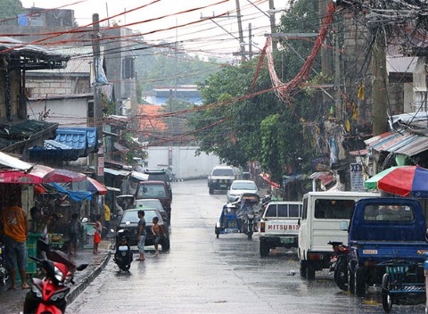 Calle lluviosa en las Filipinas