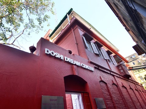 un edificio rojo con un cartel