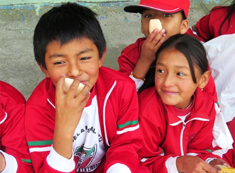 Un niño huele una barra de jabón.