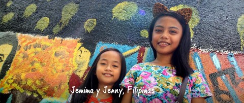 Jemima y Jenny sonríen 