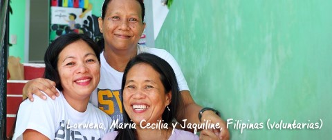 Tres mejores amigas en las Filipinas se abrazan 