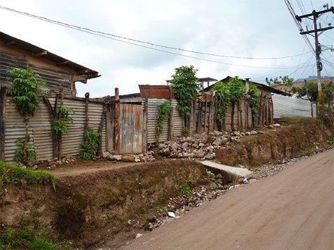 Vista de casas a lo largo de una calle de tierra en Guatemala