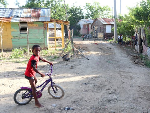 Un joven andando en bicicleta por un camino de tierra
