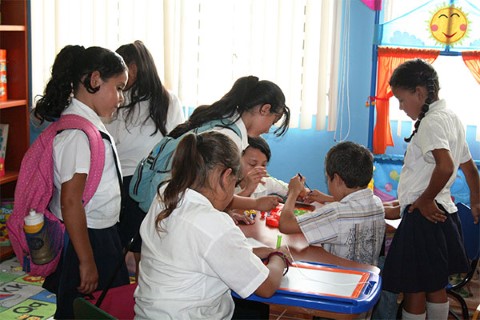 Apadrinados de Children International se congregan en esta biblioteca de uno de nuestros centros comunitarios en Honduras