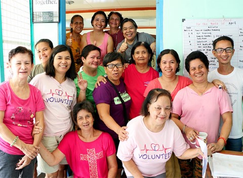Empleados y voluntarios en el centro comunitario más cercano a Paradise Village