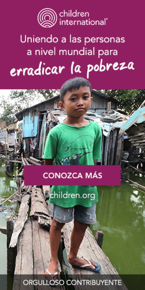 un joven parado frente al agua