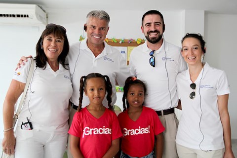 La familia Cormack visitó Colombia para la inauguración del centro comunitario. Ahí pasaron tiempo con sus apadrinados.